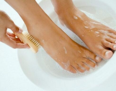 ποδόλουτρο με αλάτι για την αντιμετώπιση του μύκητα των νυχιών